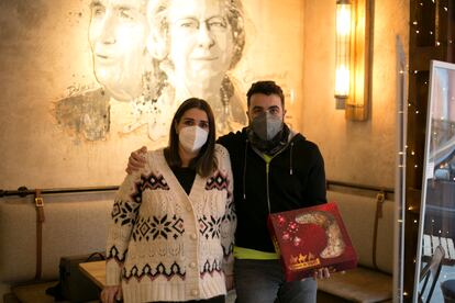 Huecco y su pareja, Laura Jiménez, en la pastelería Marimer, en Madrid.