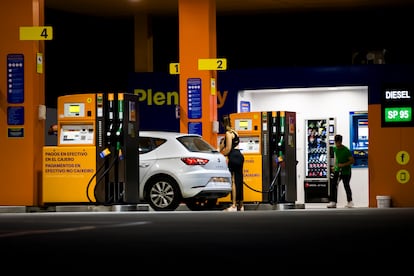 La ley de consumo sostenible equipara la gasolina al tabaco y vetará su publicidad