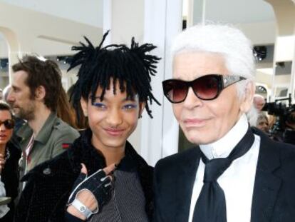 Willow Smith y Karl Lagerfeld, en el desfile de Chanel en París.