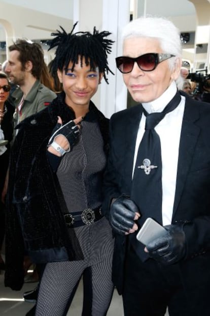 Willow Smith y Karl Lagerfeld, en el desfile de Chanel en París.