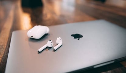 AirPods Pro 2 sobre un portátil