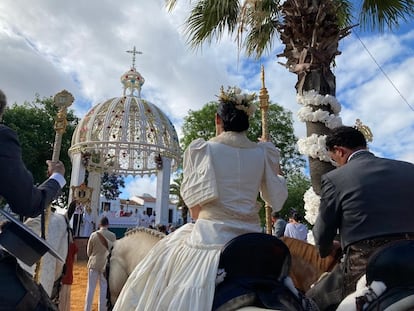 La Hermandad Matriz de Almonte (Huelva) celebra la Misa de Romeros antes de iniciar el camino a aldea almonteña de El Rocío (Huelva).