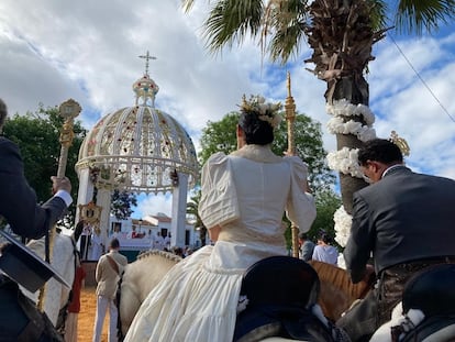 La Hermandad Matriz de Almonte (Huelva) celebra la Misa de Romeros antes de iniciar el camino a aldea almonteña de El Rocío (Huelva). 
