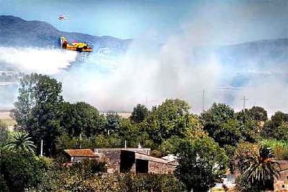 Un avión ataca un incendio que se acercaba a una vivienda.