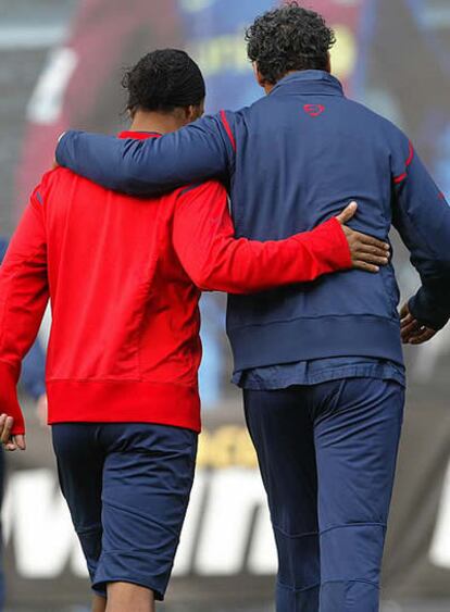 Rijkaard consuela a Ronaldinho durante un entrenamiento de la temporada pasada