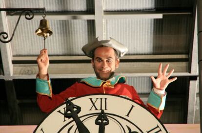 Un actor caracterizado como el Papamoscas, un autómata en el reloj de la catedral de Burgos, para un espectáculo del Festival.