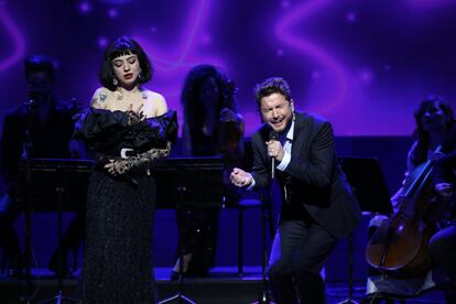 Manuel Carrasco y Mon Laferte actúan durante los Premios Odeón en el Teatro Real de Madrid.