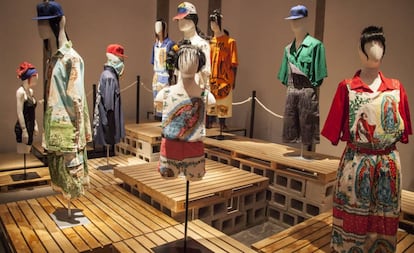 Las prendas originales de los cholombianos en la exposición.
