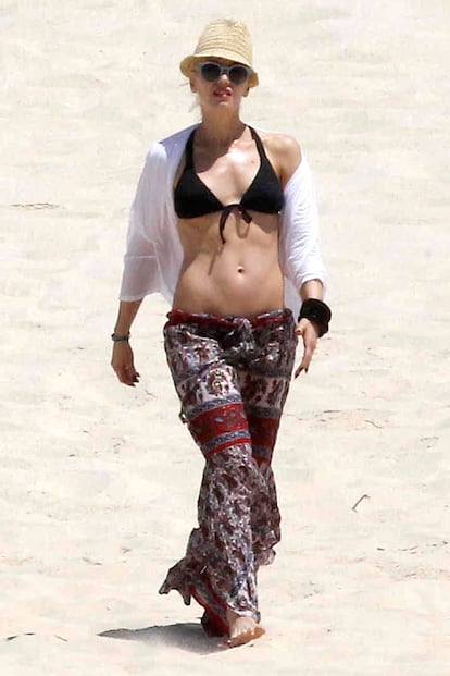 Bikini anti quemaduras: Gwen Stefani es especialista en no broncearse a pesar de que es muy habitual verla en la playa con sus hijos. ¿Cómo lo consigue? Además de una buena protección solar, también se cubre con prendas ligeras como las que vemos en la imagen: falda amplia y camisa blanca. Para ti, que te quemas con facilidad.