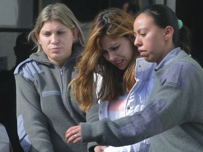 La modelo colombiana Angie Sanclemente, en el centro, tras testificar en Buenos Aires en 2010.