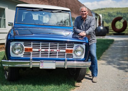 Jonathan Prince posa con una antigua 'pick-up' de Ford en su granja-estudio de Berkshire (Massachussets, EE UU). |