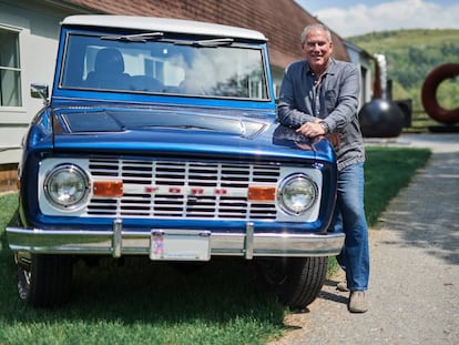 Jonathan Prince posa con una antigua 'pick-up' de Ford en su granja-estudio de Berkshire (Massachussets, EE UU). |