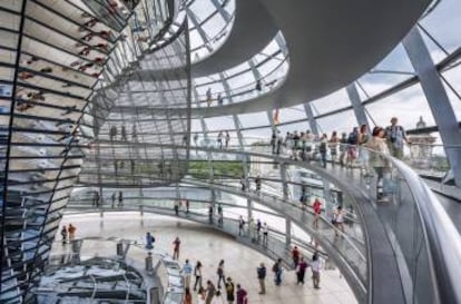 Interior de la cúpula del Reichstag, en Berlín.