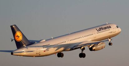 Un Lufthansa Airbus A321-100, despegando de Palma de Mallorca.