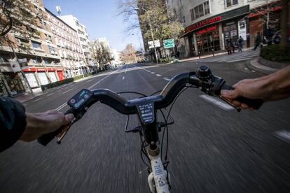 Un ciclista circula por el centro de Madrid.