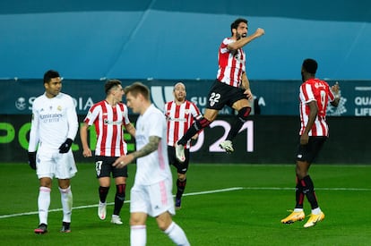 Raúl García celebra su segundo gol ante el Madrid este jueves en La Rosaleda.