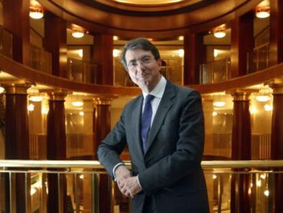 El exdirector del Teatro Real, Gerard Mortier, fotografiado en el vestíbulo del coliseo madrileño en 2008.