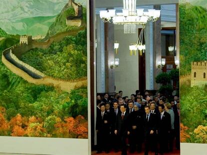 Los mandatarios de los países invitados a la VII cumbre Asia-Europa entran en el Gran Palacio del Pueblo, en Pekín.