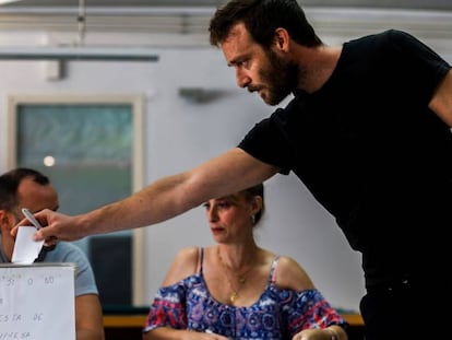 Un trabajador, en la votación de este jueves.