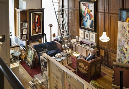 Roberto Polo en el salón de su casa de Bruselas.