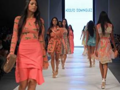 Modelos que lucen las creaciones del diseñador español Adolfo Domínguez en la segunda edición de Lima Fashion Week (LIF Week). EFE/Archivo