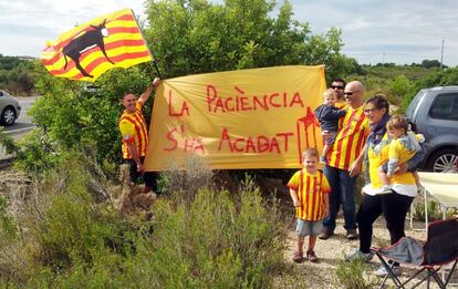 Una familia de Sabadell prepara un campamento en la N340, a la altura de Ametlla de Mar, durante la Diada.