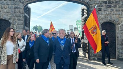 Los ministros españoles de Memoria Democrática, Ángel Víctor Torres (en el centro), y Derechos Sociales, Pablo Bustinduy (a la izquierda), asisten a la conmemoración de la liberación hace 79 años del campo de concentración nazi de Mauthausen (Austria).