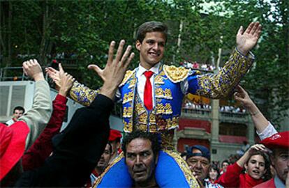 El Juli sale a hombros de la plaza de Pamplona.