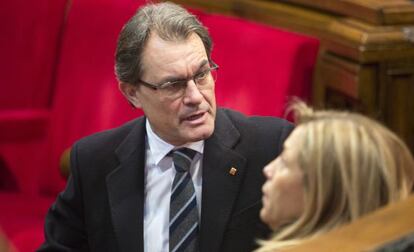 Artur Mas, presidente de la Generalitat, junto a la vicepresidenta del Ejecutivo catalán, Joana Ortega, en un momento del pleno.