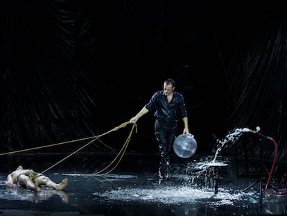 Dimitris Papaioannou (a la derecha) y Šuka Horn, en una escena de la obra 'Ink'.