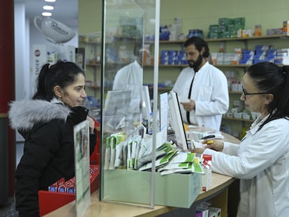 Una empleada atiende a una clienta en una farmacia de Berlín.