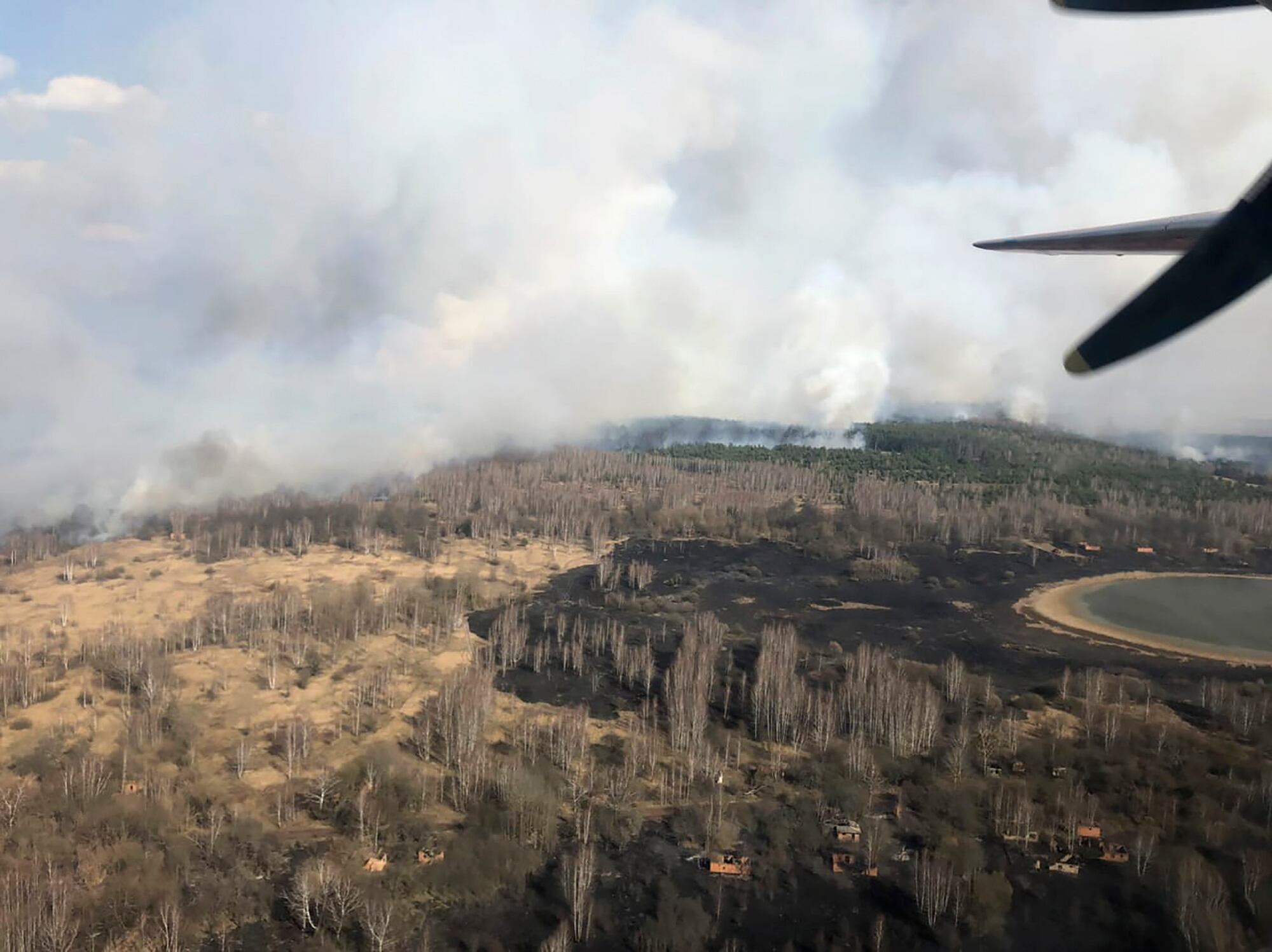 Vista aérea de la zona afectada por el incendio en la zona de exclusión de la central de Chernóbil, este domingo, en una imagen distribuida por el Ministerio de Emergencias de Ucrania.