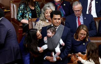 La congresista Alexandria Ocasio-Cortez saluda al hijo de su colega Jimmy Gomez el 3 de enero en la Cámara de Representantes de EE UU.
