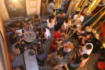 Ambiente en el patio interior del Café Clock, en Fez (Marruecos).