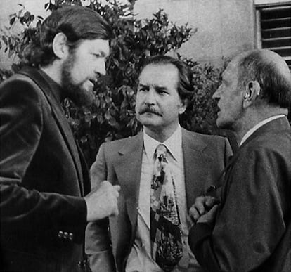 Carlos Fuentes, en el centro de la imagen, junto al escritor Julio Cortázar (izquierda) y al cineasta Luis Buñuel, en una imagen sin datar.