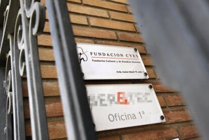 Rótulo de la Fundación Cyes en los locales que compró en Valencia con fondos de cooperación.