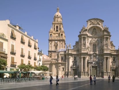 Fachada principal y torre de la catedral de Santa María, en la Plaza del Cardenal Belluga, en Murcia.