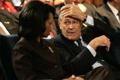 Condoleezza Rice y Donald Rumsfeld, ayer durante un acto oficial en Washington.