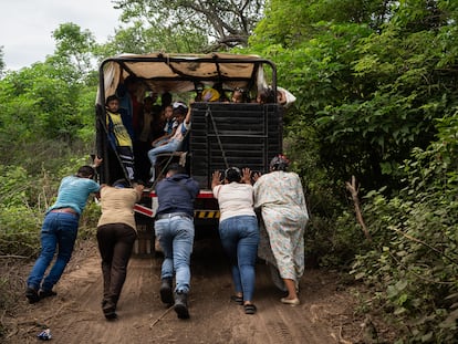 Habitantes de una comunidad empujan un camión en una carretera rural en Paraguachón (La Guajira), en noviembre.