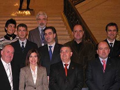 Izaskun Bilbao junto a Wiliam Hay y la delegación vasca