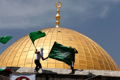 Jóvenes palestinos se manifiestan en la mezquita de Al-Aqsa, en Jerusalén, el viernes.