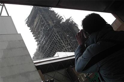 Un ciudadano fotografía el edificio Windsor nevado.