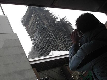 Un ciudadano fotografía el edificio Windsor nevado.