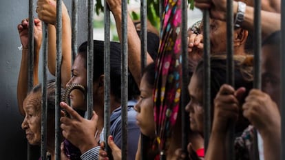 Familiares de presos aguardam informações em frente a cadeia de Manaus.