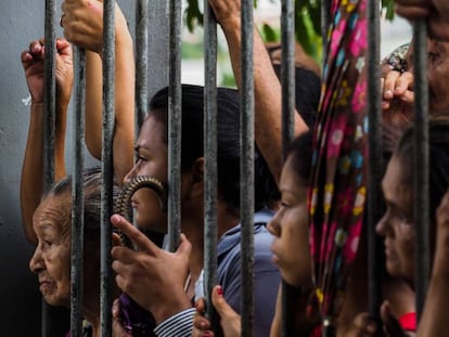 Familiares de presos aguardam informações em frente a cadeia de Manaus.