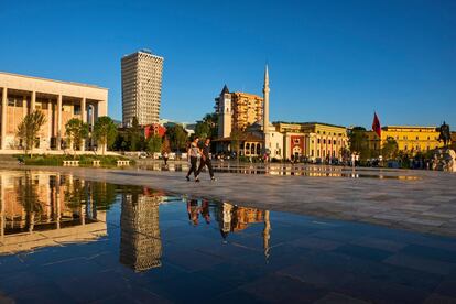 La capital de Albania sigue siendo un misterio para el resto de los europeos, pero tras varias dcadas desde la cada del comunismo, se ha convertido en uno de esos destinos perfectos para descubrir algo diferente, casi extico, sin necesidad de ir demasiado lejos. Despus de una transformacin espectacular, <a href="https://elviajero.elpais.com/elviajero/2014/12/04/actualidad/1417705055_349550.html" target="_blank">Tirana</a> luce sus antiguos edificios grises de la poca comunista pintados de colores, as como calles y plazas peatonales. Es ruidosa, un poco loca, pero enormemente pintoresca. Resulta recomendable subir en telefrico desde el centro hasta el monte Daiti para tener una buena vista panormica, y despus descender para disfrutar de los cafs de Blloku, el barrio de moda, que acoge a una burguesa renovada asidua de bares y locales 'boutique'. Hay que entregarse al 'slow food' local en alguno de los restaurantes del momento, y de noche lanzarse, por ejemplo, con un circuito de cocteleras. <a href="http://www.albaniantourist.com/" target="_blank">albaniantourist.com</a>  <p>Ms informacin en <a href="https://www.lonelyplanet.es/blog/best-in-europe-2018-los-10-mejores-destinos-europeos" target="_blank">'Best in Europe 2018'</a> y en <a href="https://www.lonelyplanet.es/" target="_blank">lonelyplanet.es</a></p>