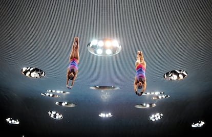 Mi Phan y Maria Kurjo de Alemania durante un entrenamiento de buceo sincronizado para el campeonato de natación europeo de LEN, en el centro acuático de Londres.