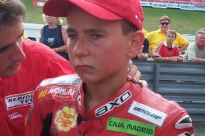 Nacho, un mecánico, consuela a Lorenzo en la carrera del Europeo (2001) que ganó Dovizioso.