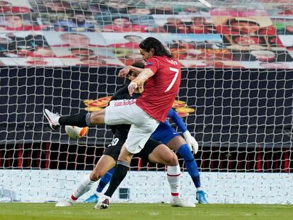 Cavani remata para hacer el primer gol del United ante el Granada.