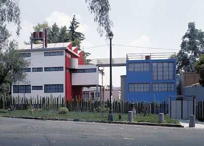 <b>Dónde:</b> México D.F.<p><b>Cuándo:</b> 1932.<p><b>Arquitecto:</b> Juan O’Gorman.<p> <b>¿Qué dicen los expertos?:</b> "El proyecto se llevó a cabo con un presupuesto reducido, como no podía ser menos tratándose de trabajadores culturales del México posrevolucionario. Junto con la estética austera, el uso de hormigón y los servicios que quedan a la vista, como los cables eléctricos y el suministro de agua, los edificios simbolizan los ideales de eficacia, utilidad e igualdad en un país en vías de modernización". <p><b>Visitas:</b> El museo se puede visitar y hay un cuadernillo de actividades para niños (descargable online) que explica la arquitectura orgánica de Juan O’Gorman. <p><b>www.estudiodiegorivera.bellasartes.gob.mx</b>
